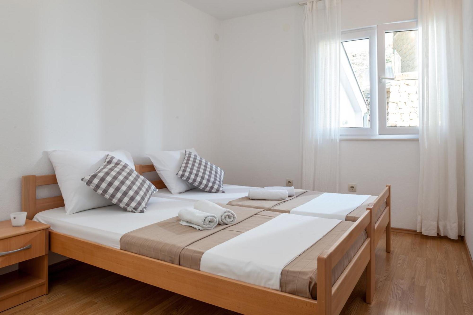 Apartments Leut 80M From The Sea Podgora Phòng bức ảnh