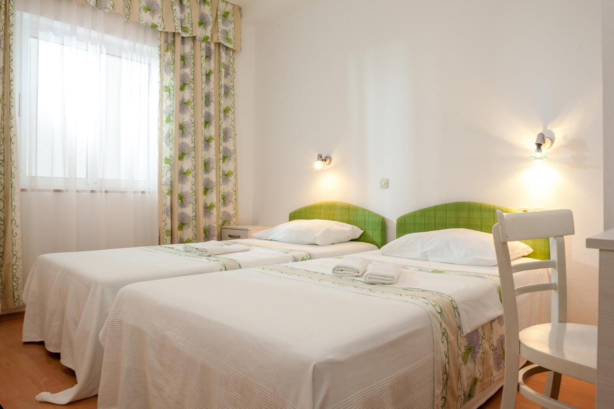 Apartments Leut 80M From The Sea Podgora Phòng bức ảnh