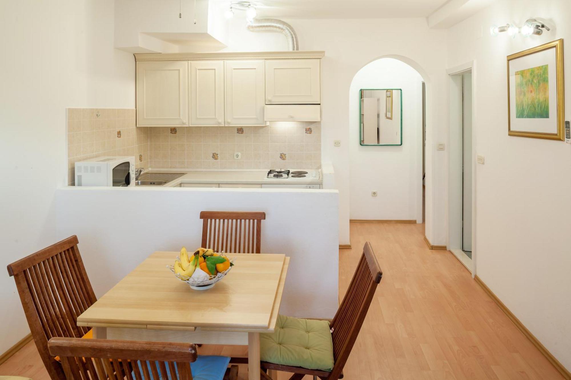 Apartments Leut 80M From The Sea Podgora Phòng bức ảnh