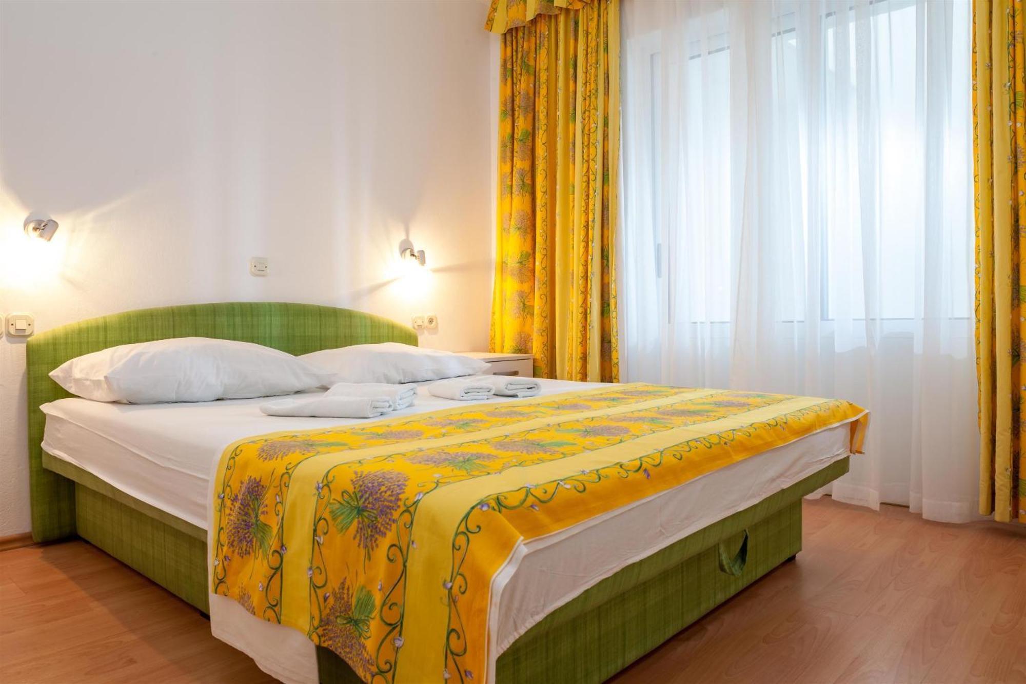 Apartments Leut 80M From The Sea Podgora Phòng bức ảnh